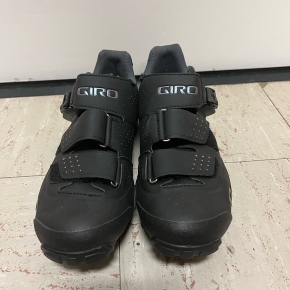 BRAND NEW GIRO CYCLING SHOES WITH CLEATS - Picture 3 of 3